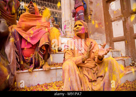 Witwen an Holi feiern in Vrindavan, Uttar Pradesh, Indien Stockfoto