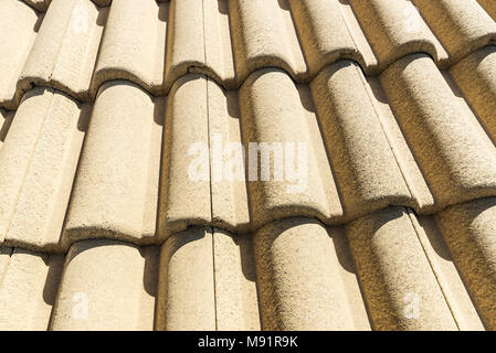 Modernes gelbes Dachziegel auf einem Haus in Sizilien, Italien Stockfoto