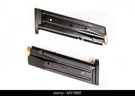 Geladene Pistole Magazin auf weisse Oberfläche isoliert Stockfoto
