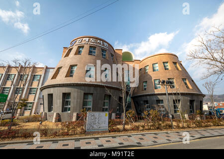 Gimhae, Südkorea - 10. März 2018: die Fassade der Gimhae Bibliothek Stockfoto