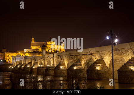 Die Römische Brücke von Córdoba ist eine Brücke in der Altstadt von Córdoba, Andalusien, Südspanien, ursprünglich im frühen 1. Jahrhundert v. Chr. Stockfoto