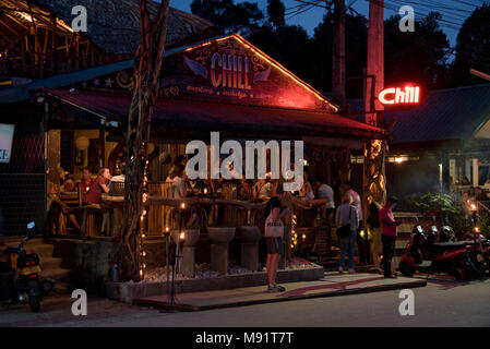 Die Hauptstraße in Ella Abend Nacht Zeit zeigen ein typisches Restaurant, Bar mit Touristen gefüllt. Slow Shutter Speed und High Iso so Bewegungsunschärfe. Stockfoto