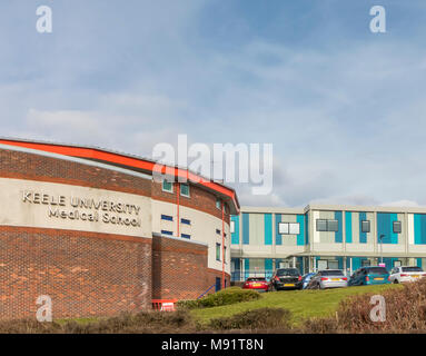 Die Keele University Medical School Gebäude angebracht und auf der Website des NHS Royal Stoke University Hospital in Staffordshire Stockfoto