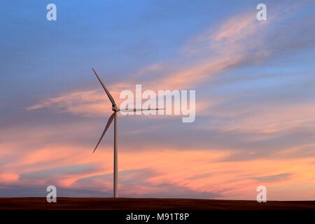 Windmill Farm entlang der östlichen Ebenen, Colorado auf Sonnenuntergang Stockfoto