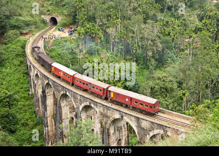 Ein luftbild von einem Zug überfahren der Neun Bögen der Brücke in der Nähe von Demodara in Sri Lanka. Stockfoto