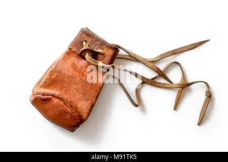 Kleine, alte abgenutzte Münze aus braunem Leder Tasche, auf weißem Hintergrund. Stockfoto