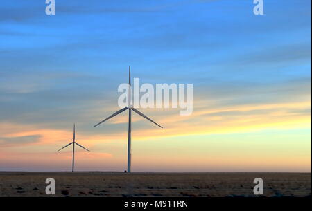 Windmill Farm entlang der östlichen Ebenen, Colorado auf Sonnenuntergang Stockfoto