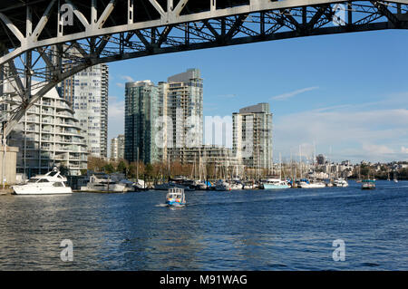 Eine aquabus Fähre auf False Creek vorbei unter der Granville Bridge, Vancouver, BC, Kanada Stockfoto