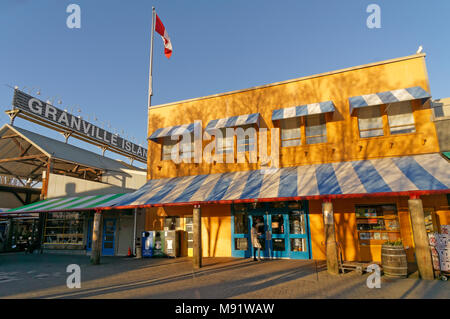 Frau Eingabe der Granville Island Public Market Gebäude, Vancouver, BC, Kanada Stockfoto