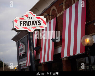 Cardiff, South Wales - März 21, 2018: TGI Fridays Außen- und Logo. TGI Friday's ist eine US-amerikanische Restaurantkette mit Schwerpunkt auf Casual Dining. Stockfoto