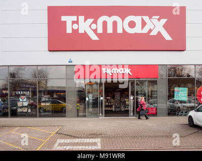 Cardiff, Wales, UK - 21. März 2018: TK Maxx der britischen Rabatt Modehaus Schild und Storefront Stockfoto