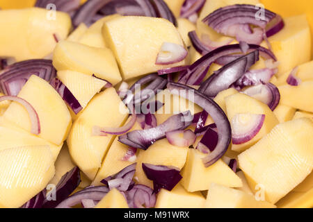 Rohe Kartoffeln und Zwiebel in der Form zum Backen, fertig gekocht zu werden. Stockfoto