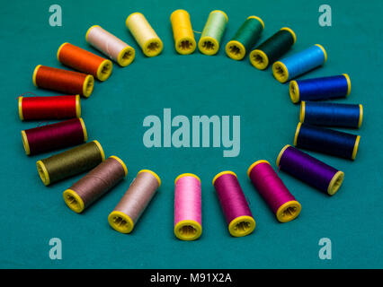 Hintergrund der bunten thread Spools farbigen Fäden in Rollen. Stockfoto