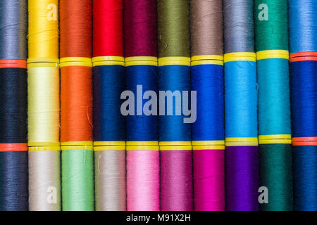 Hintergrund der bunten thread Spools farbigen Fäden in Rollen. Stockfoto