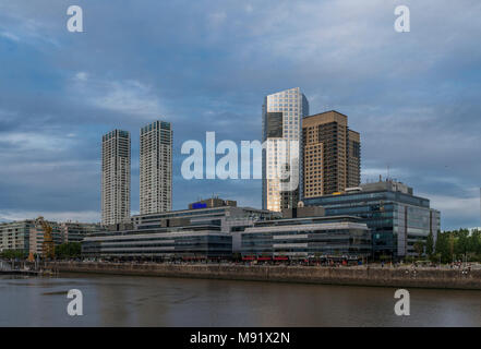 Blick auf Puerto Madero mit Reflexionen über den Rio de la Plata, eleganten Viertel von Buenos Aires Stockfoto