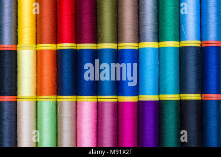 Hintergrund der bunten thread Spools farbigen Fäden in Rollen. Stockfoto