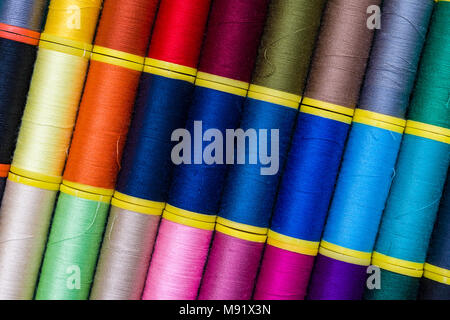 Hintergrund der bunten thread Spools farbigen Fäden in Rollen. Stockfoto
