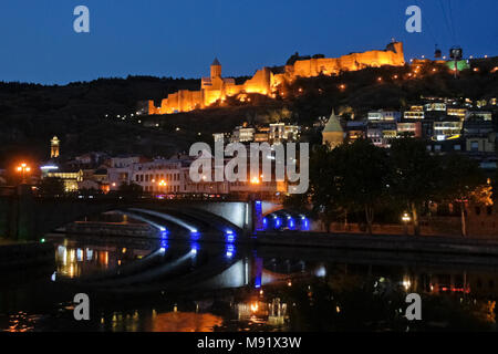 Narikala Burg und der St. Nikolaus Kirche in der Dämmerung, mit Seilbahn, mit Blick auf die Altstadt und Metekhi Brücke über Mtkvari River, Tiflis, Georgien Stockfoto