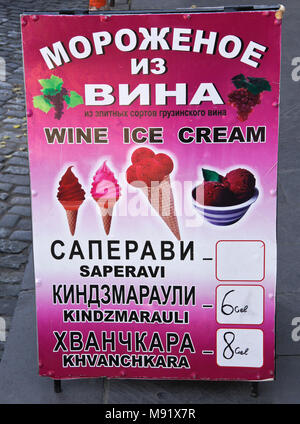 Bunte zweisprachig (Englisch und Russisch) Werbung sign Wein - aromatisiert Eis außerhalb eines Shop in Tiflis, Georgien Stockfoto