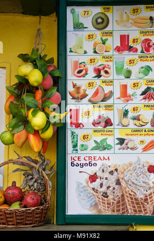 Bunte zweisprachig (Deutsch und Georgisch) unterzeichnen und Anzeige für Getränke und Eis an einem Geschäft in Tiflis, Georgien verkauft Stockfoto