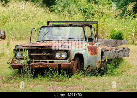 Rockhampton, Queensland, Australien - 27. Dezember 2017. Verlassenen alten Toyota Pickup Auto inmitten tropischer Vegetation in der Nähe von Rockhampton, Queensland Stockfoto