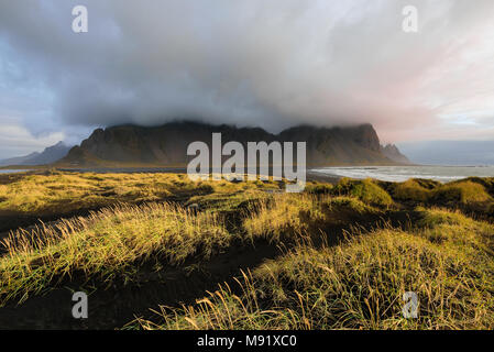 Magische Vestrahorn Berge und Strand in Island bei Sonnenaufgang. Panoramablick auf eine isländische erstaunliche Landschaft. Stockfoto