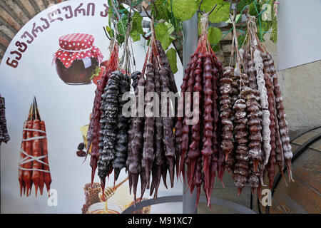 (Churchkhela Churchxela), eine traditionelle georgische Dessert, außerhalb eines Shop in Tiflis, Georgien hängen Stockfoto