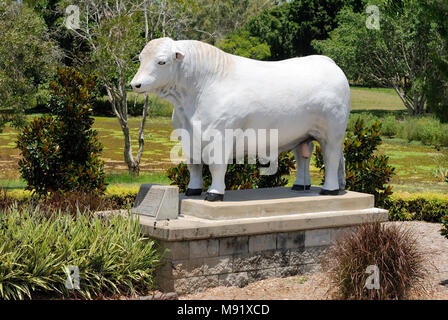 Rockhampton, Queensland, Australien - 28. Dezember 2017. Statue von Romagnola Stier an hanesy O's Park an der nord-östlichen Seite der Kreuzung. Stockfoto