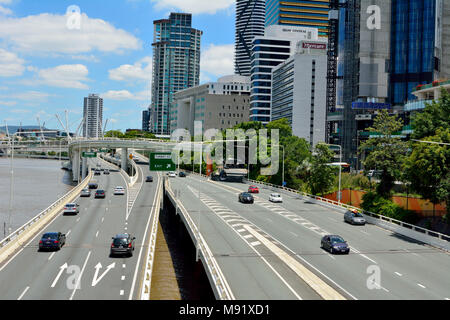 Brisbane, Queensland, Australien - 6. Januar 2018. Blick über Pacific Motorway am Ufer des Flusses in Brisbane, mit modernen Geschäfts- und Wohnviertel Stockfoto