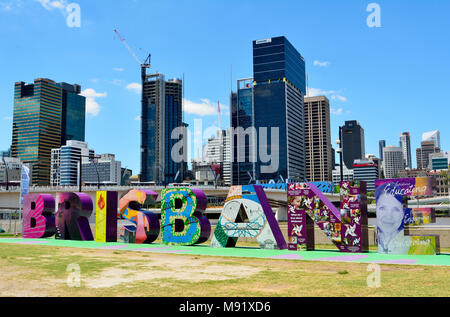 Brisbane, Queensland, Australien - 6. Januar 2018. Briefe, Brisbane anmelden South Bank Parklands, mit modernen Gebäude im Hintergrund. Stockfoto