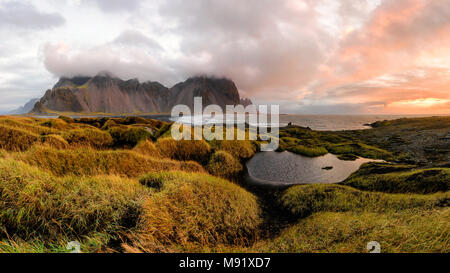 Magische Vestrahorn Berge und Strand in Island bei Sonnenaufgang. Panoramablick auf eine isländische erstaunliche Landschaft. Stockfoto