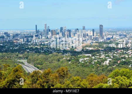 Brisbane, Queensland, Australien - 6. Januar 2018. Blick auf Brisbane, Australien, mit Gewerbe- und Wohnbauten, Wolkenkratzer und Vegetatio Stockfoto