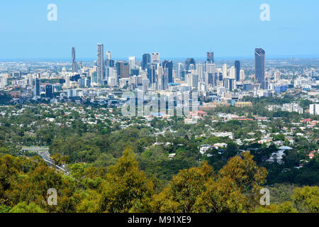 Brisbane, Queensland, Australien - 6. Januar 2018. Blick auf Brisbane, Australien, mit Gewerbe- und Wohnbauten, Wolkenkratzer und Vegetatio Stockfoto