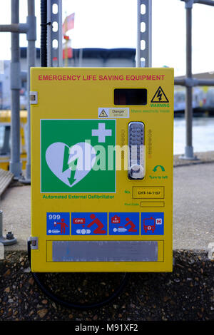 Defibrillator eine Dosis von elektrischen Strom (oft als ein countershock) zum Herzen. Stockfoto