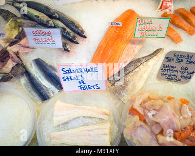 Eine Anzeige von frischen Fisch auf Eis auf P.A. Liddle und Söhne Fischhändler Stall in der Viktorianischen Markthalle Darlington Co Durham England Stockfoto