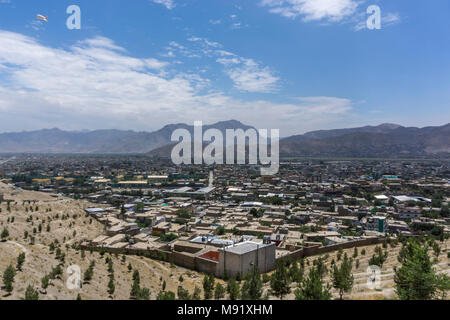 Spion im Heißluftballon über die Stadt Kabul, Afghanistan Stockfoto