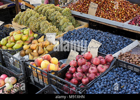 Resch Obst, Trauben, Birnen, Pfirsiche, Pflaumen, Äpfel, Granatäpfel, für Verkauf an den Dezerters" Basar Open-Air-Markt, Tiflis, Georgien Stockfoto