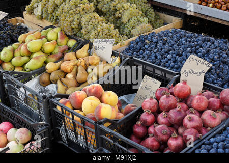 Resch Obst, Trauben, Birnen, Pfirsiche, Pflaumen, Äpfel, Granatäpfel, für Verkauf an den Dezerters" Basar Open-Air-Markt, Tiflis, Georgien Stockfoto