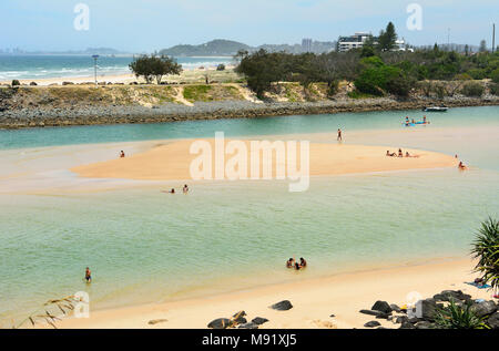 Burleigh Heads, Gold Coast, Queensland, Australien - 13. Januar 2018. Blick auf den Strand und Tallebudgera Creek mit Menschen. Stockfoto
