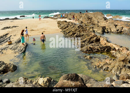 Tweed Heads, Gold Coast, Queensland, Australien - 13. Januar 2018. Felsige Küste am Punkt Gefahr landspitze an der Gold Coast von Queensland, mit Peop Stockfoto