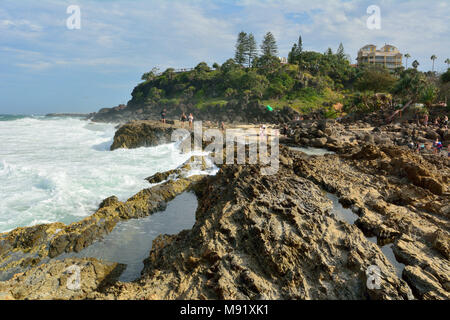 Tweed Heads, Gold Coast, Queensland, Australien - 13. Januar 2018. Felsige Küste am Punkt Gefahr landspitze an der Gold Coast von Queensland, mit Peop Stockfoto