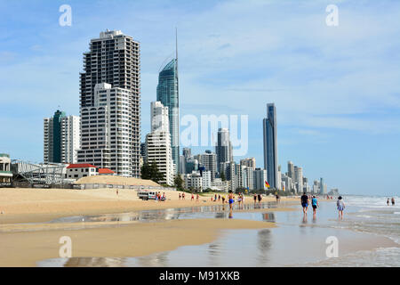 Surfers Paradise, Gold Coast, Queensland, Australien - 14. Januar 2018. Strand in Surfers Paradise, mit Menschen und Gewerbe- und Wohnbau Stockfoto