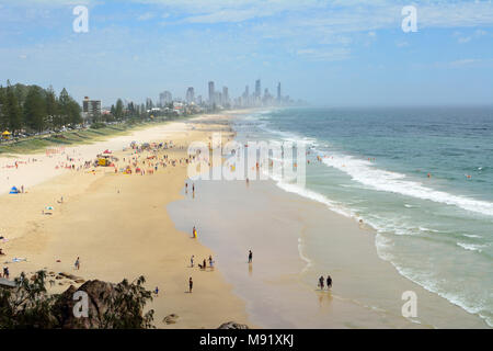 Miami, Gold Coast, Queensland, Australien - 14. Januar 2018. Blick über Miami in Richtung Surfers Paradise und Broadbeach, mit Menschen und Gebäude in Th Stockfoto