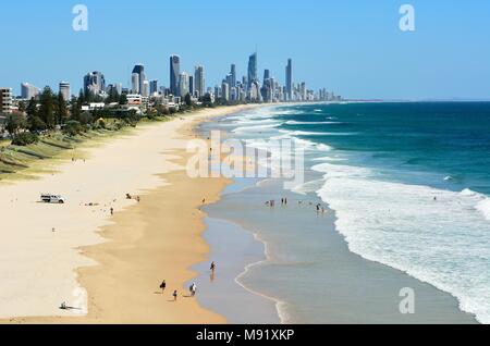 Miami, Gold Coast, Queensland, Australien - 14. Januar 2018. Blick über Miami in Richtung Surfers Paradise und Broadbeach, mit Menschen und Gebäude in Th Stockfoto