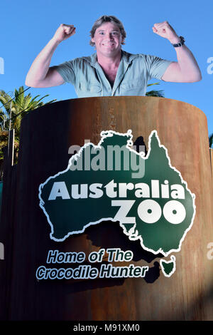 Beerwah, Queensland, Australien - 14. Dezember 2017. Reklametafeln, späten Steve Irwin und Karte von Australien, am Eingang zu den Australia Zoo in Bee Stockfoto