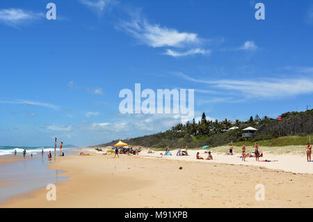 Noosa, Queensland, Australien - 20. Dezember 2017. Sonne Strand südlich von Noosa, Queensland, mit Menschen. Stockfoto