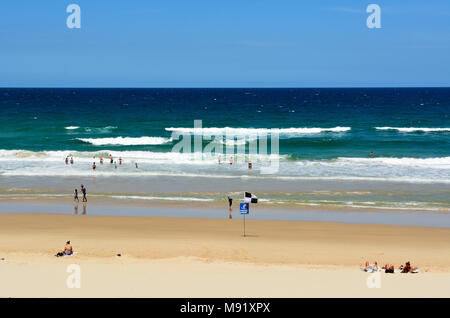 Noosa, Queensland, Australien - 20. Dezember 2017. Peregian Beach südlich von Noosa, Queensland, mit Menschen. Stockfoto