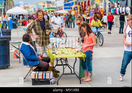 Markt Anbieter und Personen am berühmten Venice Beach Boardwalk in Kalifornien, USA Stockfoto
