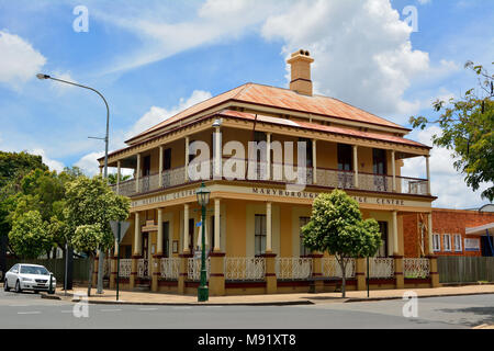 Maryborough, Queensland, Australien - 21. Dezember 2017. Außenansicht von Maryborough Heritage Center in Maryborough, QLD, mit Vegetation und Auto. Stockfoto