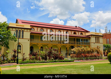 Maryborough, Queensland, Australien - 21. Dezember 2017. Außenansicht von Maryborough Courthouse, historischen Gebäude in Maryborough, QLD, mit Vegetation Stockfoto